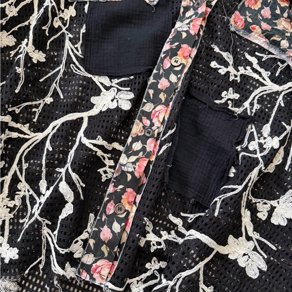 ✨NWT- POL Carly Crochet Patchwork Laser Cut Floral Button down shirt size large - Picture 5 of 10